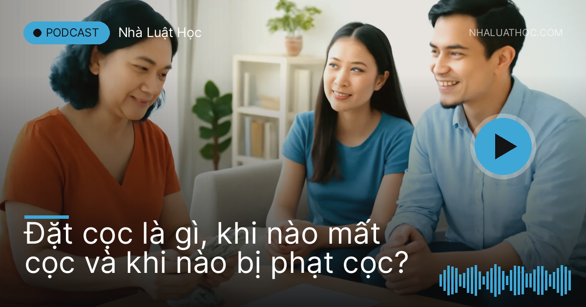 Người phụ nữ đếm tiền đặt cọc bên bàn gỗ trong phòng khách