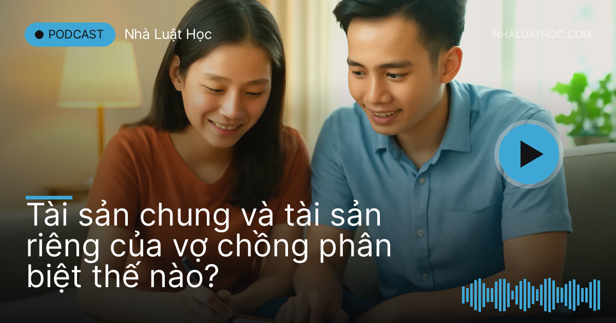 Vợ chồng trẻ ngồi cạnh nhau ghi chép sổ chi tiêu gia đình