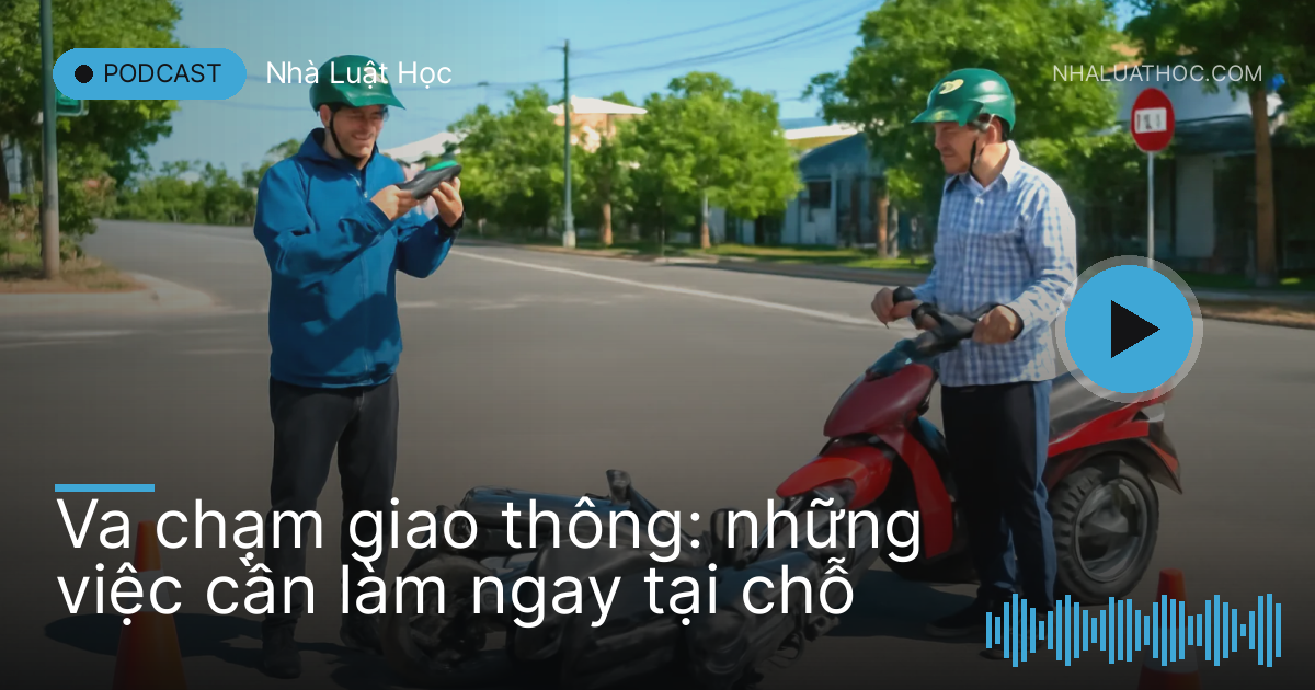 Hai người đứng bên hai chiếc xe máy đổ nghiêng ở ngã tư chụp ảnh
