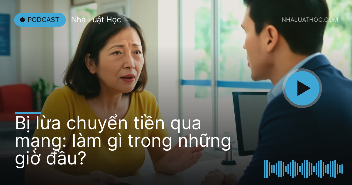 Người phụ nữ trung niên gọi điện thoại tại quầy giao dịch ngân hàng