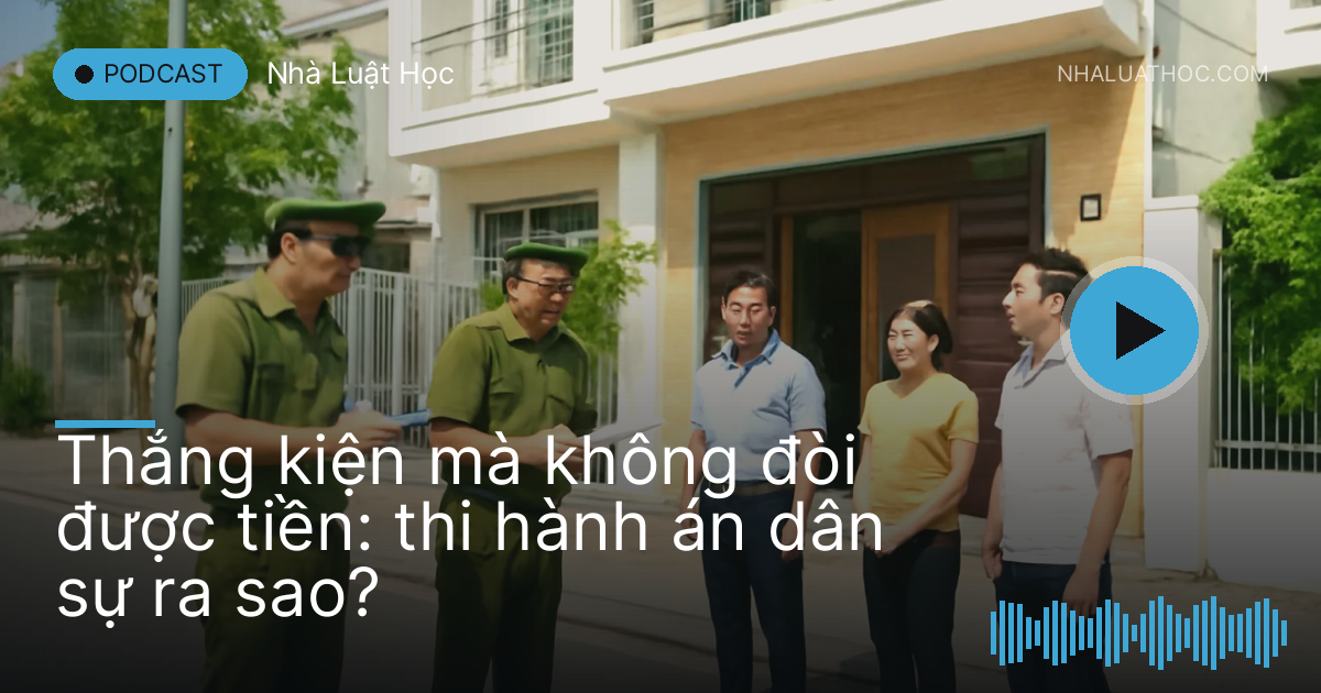 Cán bộ mặc đồng phục lập biên bản trước một căn nhà có người chứng kiến
